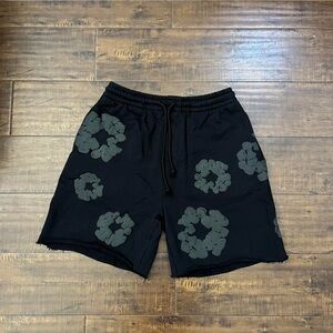 Black on black denim tear shorts, brand new, size large (meet ups are better)